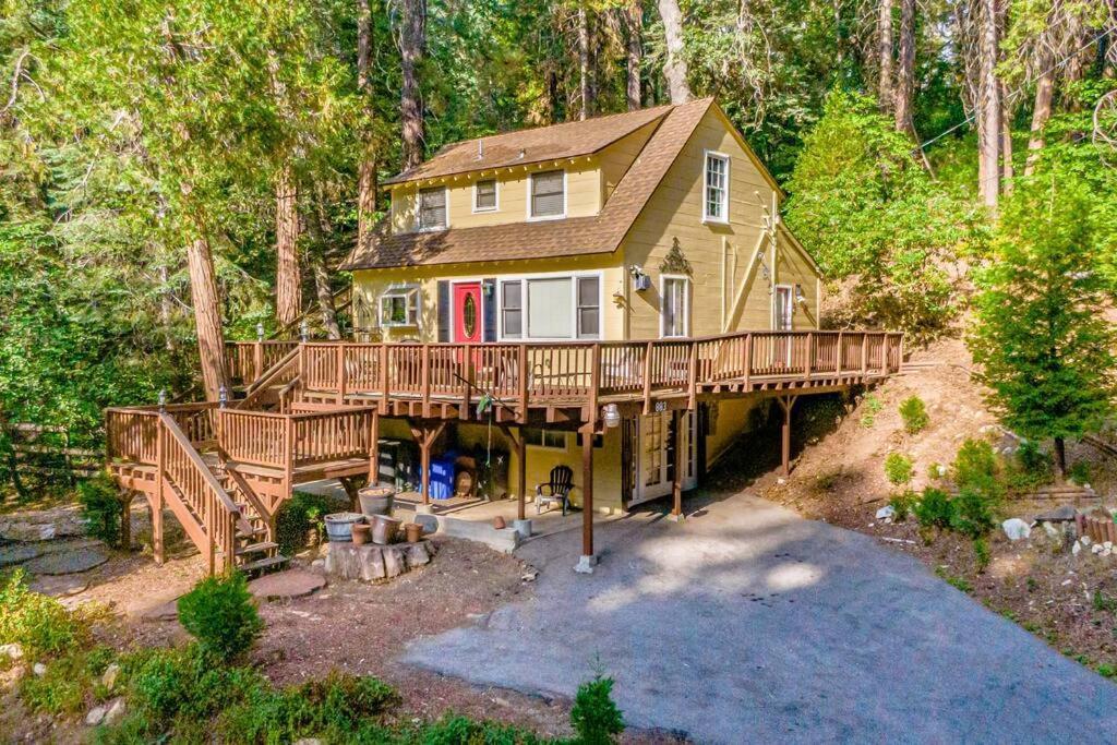 The Yellow Cottage In The Woods Skyforest Exterior photo